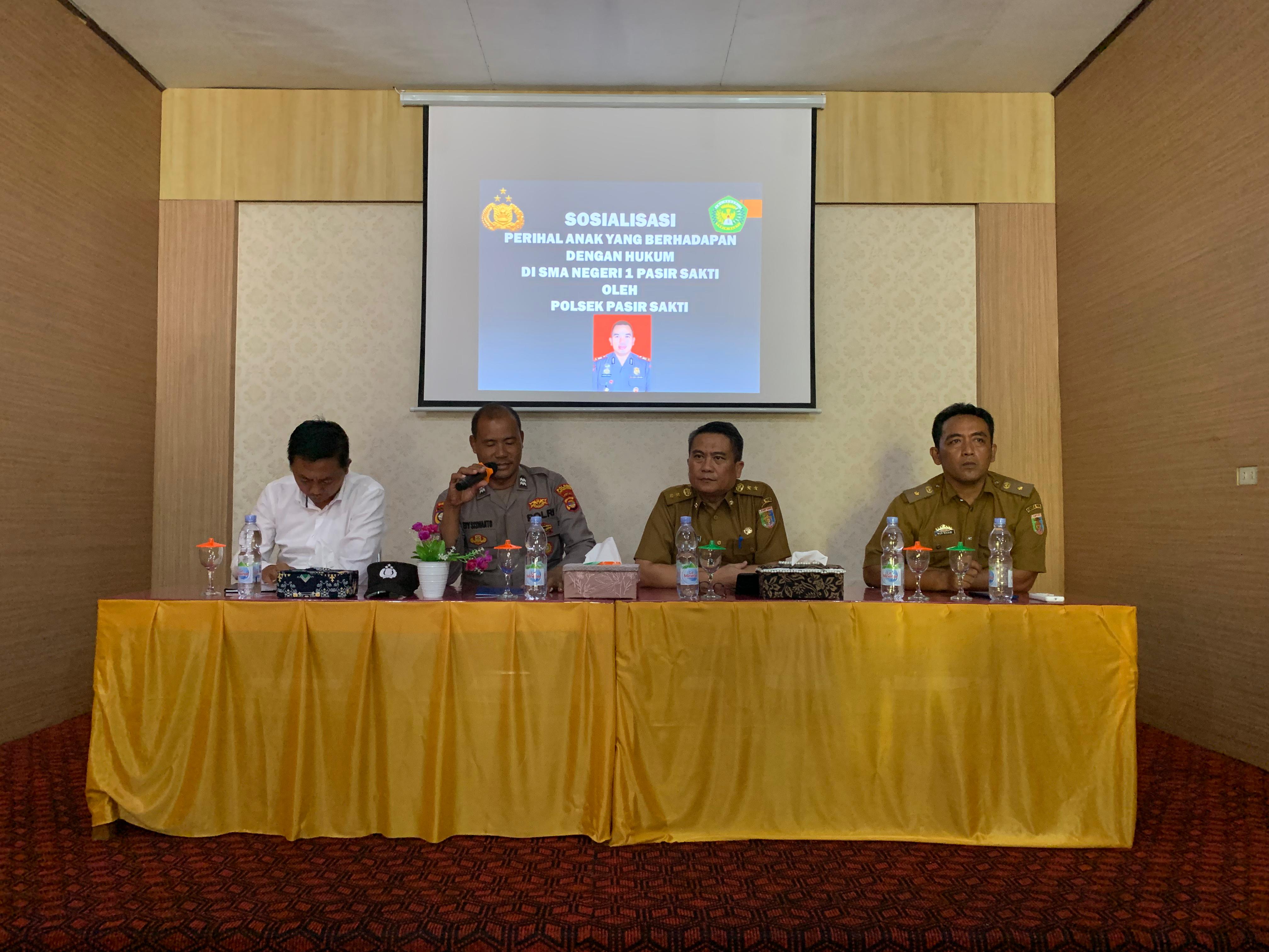 SOSIALISASI PERIHAL ANAK YANG BERHADAPAN DENGAN HUKUM di SMA NEGERI 1 PASIR SAKTI